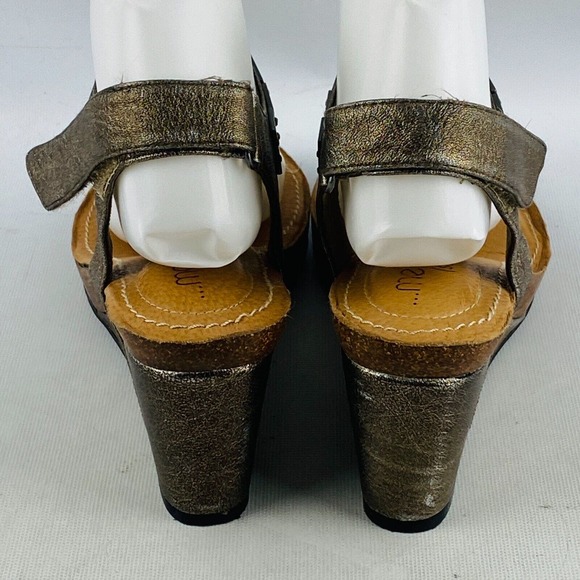 Womens 9M Me Too Kaylen Wedge Sandals Metallic‎ Gold Leather Cork Soles 3" Heels - Picture 5 of 10